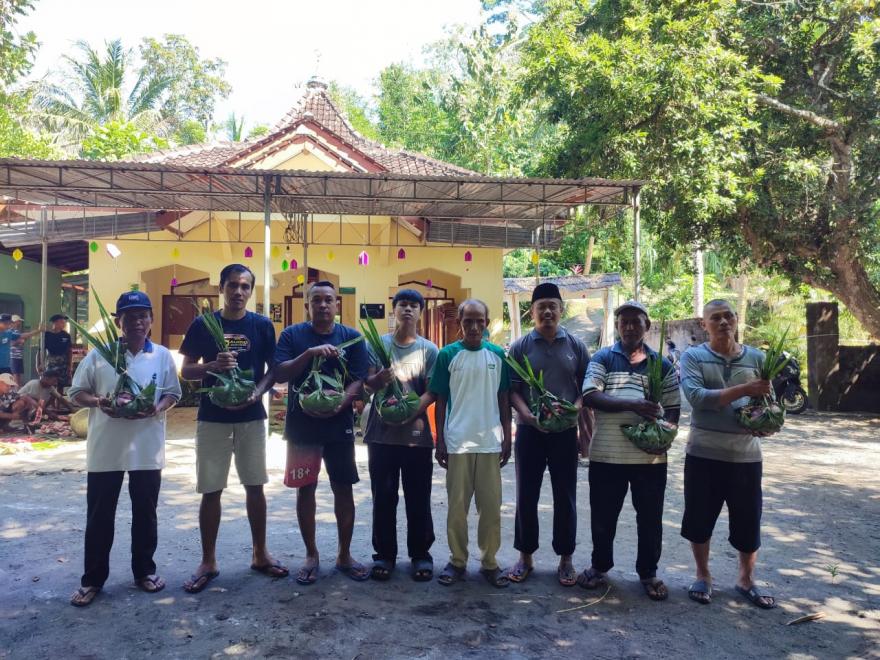 Kurangi Sampah Plastik, Gunakan Dhekon Untuk Wadah Daging Kurban